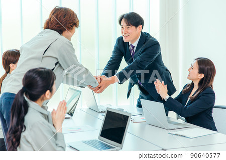 A man in a suit shaking hands (contract) 90640577