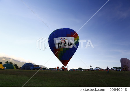 hot air balloon 90640948