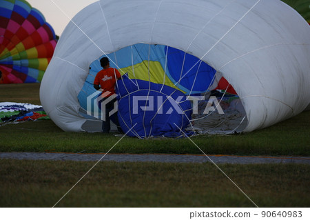 hot air balloon 90640983