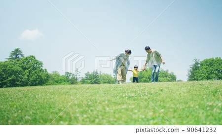 一家人在青山上玩耍 90641232