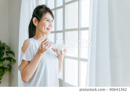 吃酸奶激活細菌的中年婦女(笑) 吃酸奶激活細菌的中年婦女(笑) 90641362