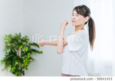 穿著運動服伸展的中年婦女 穿著運動服伸展的中年婦女 90641453