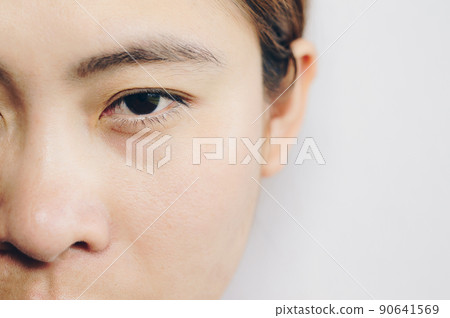 Close up headshot of adult woman with clean fresh skin isolated on white background. She open her eye. 90641569