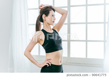 Middle-aged and older women (beautiful witches) with beautiful bodies to exercise and diet 90641773