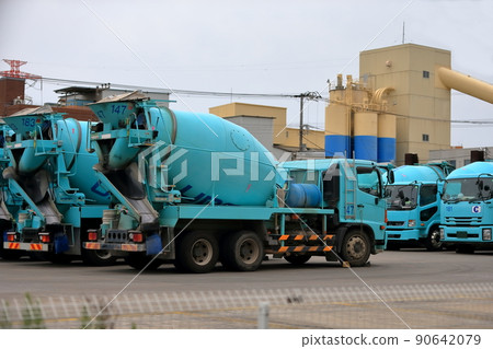 Image of agitator truck (concrete mixer truck) 90642079