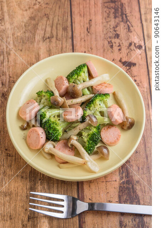 Stir-fried sausage and broccoli 90643146