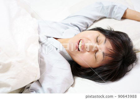 Middle-aged woman who sleeps with her mouth open Middle-aged woman who snores 90643988