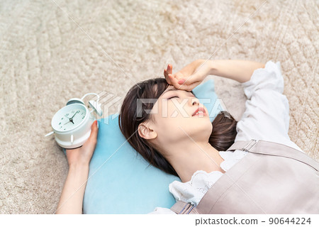 一個用鬧鐘睡兩次的年輕女人 90644224