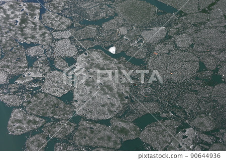 早春的湖面，冰面 90644936