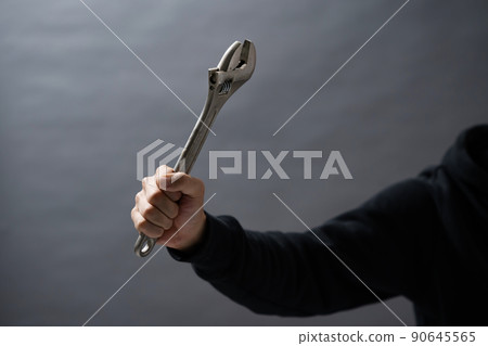一個男人用扳手 90645565