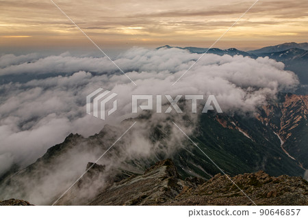 從矢里山看黃昏的北鐮山脊 90646857