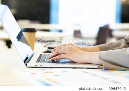 Business women office laptop at hand 90647043