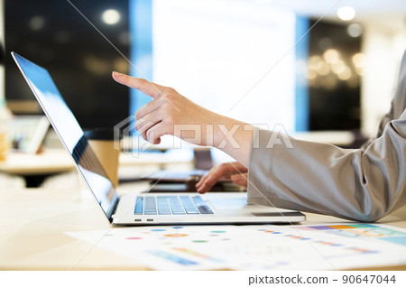 商務女性辦公室筆記本電腦在手邊 商務女性辦公室筆記本電腦在手邊 90647044