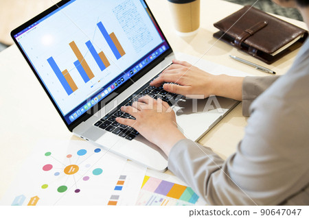 Business women office laptop at hand 90647047
