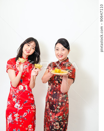 由傳統國旗、女旗袍、白底、金幣、金幣書寫。 90647110