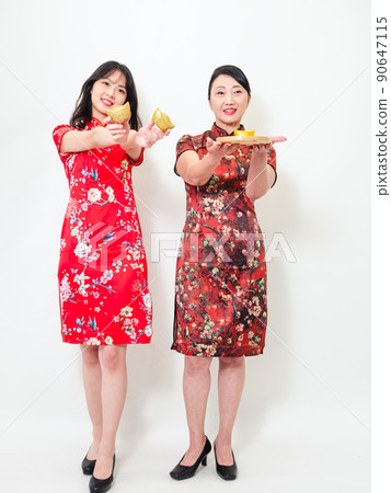 Written by a traditional flag, a female cheongsam, a white background, a gold coin, and a gold coin. Written by a traditional flag, a female cheongsam, a white background, a gold coin, and a gold coin. 90647115