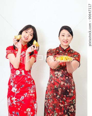 由傳統國旗、女旗袍、白底、金幣、金幣書寫。 90647117