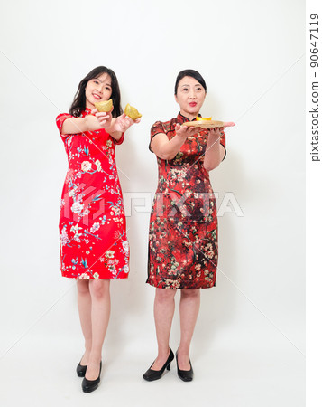 Written by a traditional flag, a female cheongsam, a white background, a gold coin, and a gold coin. Written by a traditional flag, a female cheongsam, a white background, a gold coin, and a gold coin. 90647119