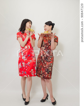 Written by a traditional flag, a female cheongsam, a white background, a gold coin, and a gold coin. Written by a traditional flag, a female cheongsam, a white background, a gold coin, and a gold coin. 90647120