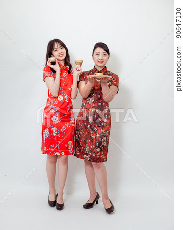 Written by a traditional flag, a female cheongsam, a white background, a gold coin, and a gold coin. 90647130