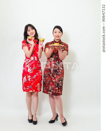 Written by a traditional flag, a female cheongsam, a white background, a gold coin, and a gold coin. Written by a traditional flag, a female cheongsam, a white background, a gold coin, and a gold coin. 90647132