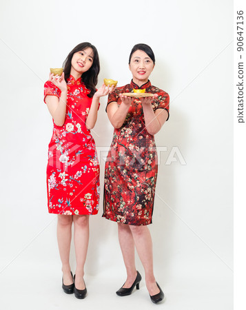 由傳統國旗、女旗袍、白底、金幣、金幣書寫。 由傳統國旗、女旗袍、白底、金幣、金幣書寫。 90647136