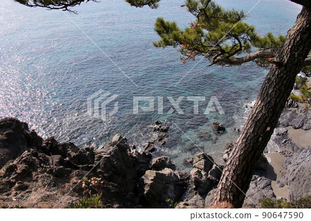 Looking down from Ryuogu (Kaitsumi Shrine) at Shimoryuzu Cape, Katsurahama, Kochi City, Kochi Prefecture Looking down from Ryuogu (Kaitsumi Shrine) at Shimoryuzu Cape, Katsurahama, Kochi City, Kochi Prefecture 90647590