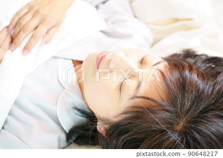 睡得很舒服的中年婦女 睡得很舒服的中年婦女 90648217