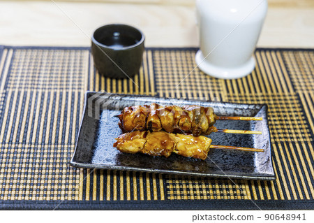 烤雞肉串和清酒 90648941
