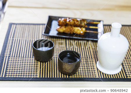 烤雞肉串和清酒 烤雞肉串和清酒 90648942