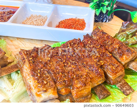 中國絲綢之路菜，羊肉羊肉（烤羊排骨） 90649603
