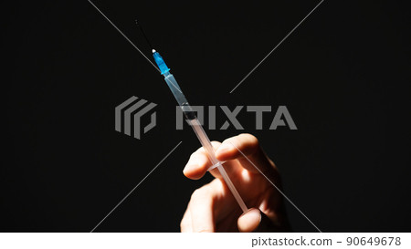 A man who self-injects 90649678