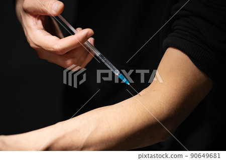 A man who self-injects 90649681