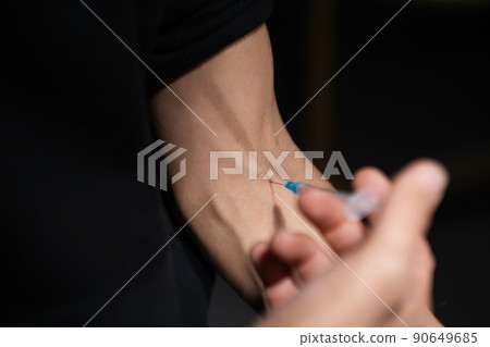 A man who self-injects A man who self-injects 90649685