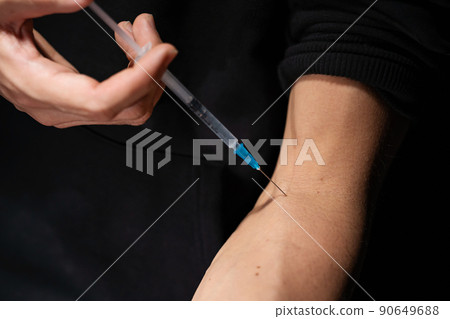A man who self-injects 90649688