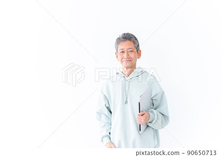 有膝上型計算機的老人 有膝上型計算機的老人 90650713