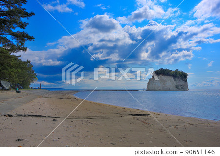 從奧能登 / 見附島 / 見附島海濱露營地出發，在能登特有的清新藍天的映襯下，展現出強大外觀的軍艦島 90651146