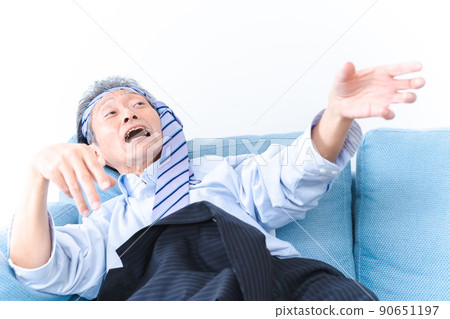喝醉睡在沙發上的上班族男人 喝醉睡在沙發上的上班族男人 90651197