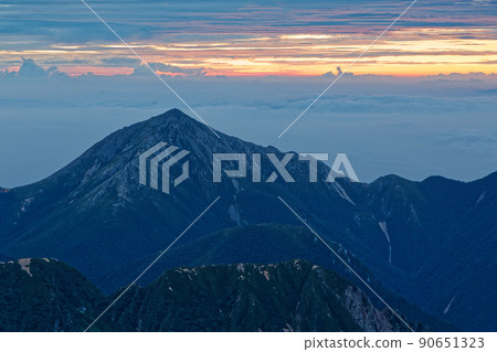 從八里嶽山脊看到的黎明時分的中能山 90651323