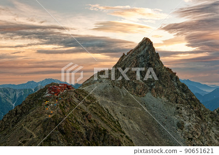 Kasumigatake at dawn seen from Mt. Oiso 90651621