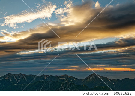 The sunrise sky and Mt. Jonen seen from the ridge of Mt. Yarigatake 90651622