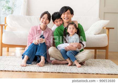 客廳裡聚會的年輕一家人』 90651680