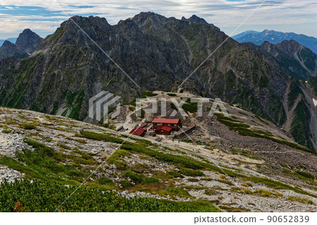 從Minamidake看到的Minamidake小屋和Hodaka山 90652839
