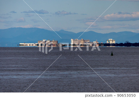 琵琶湖的海市蜃樓——建築群的虛像和漂浮的船的景象 琵琶湖的海市蜃樓——建築群的虛像和漂浮的船的景象 90653050