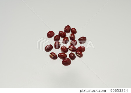 A bird's-eye view of several beans called "Dainagon" from Hokkaido that can be used in various ways, including as a material. 90653224