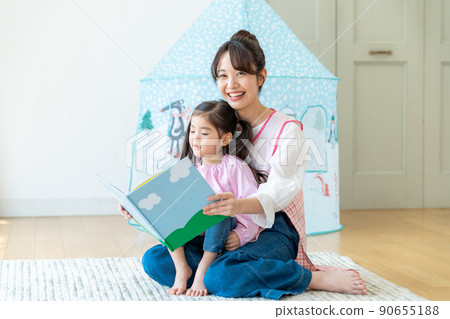 幼兒園老師和孩子們閱讀繪本 90655188