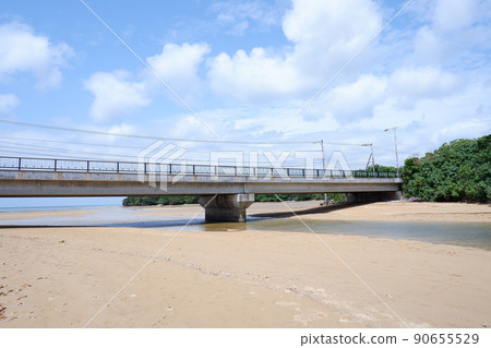 Blue sky and bridge (Ishigaki Island) 90655529