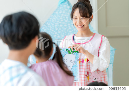 幼兒園老師演奏連環畫 90655603