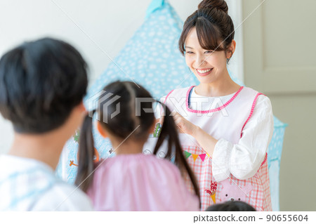 幼兒園老師演奏連環畫 90655604