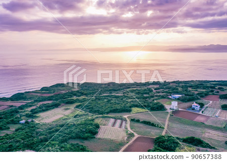 清晨的古宇利橋,古宇利島的早晨,無人機攝影,沖繩 清晨的古宇利橋,古宇利島的早晨,無人機攝影,沖繩 90657388